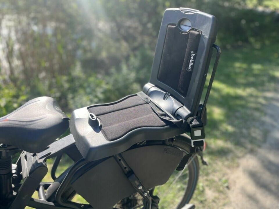 Hovedregelen på elsykkel og vanlig sykkel er fabrikantens bestemmelser, men i tillegg til hovedregelen (hvis de tillatte vekter ikke overskrides og befordringen er betryggende) kan man ta med to barn under 6 år eller et barn under 10 år, sier seniorrådgiver i Vegvesenet, Anette Hauge. (Foto: Cecilie Aasland / ABC Startsiden) Bilde av et sykkelsete til barn fra bobike bak på en svart elsykkel. Elsykkelen står ved en gressplen med en grusvei bakgrunnen i sol og sommervær. Visste du at hvis du ikke følger reglene når du har passasjerer på sykkelen, kan du risikere å få et gebyr på 3000 kroner. Eksperten i saken forklarer hva du må tenke på.