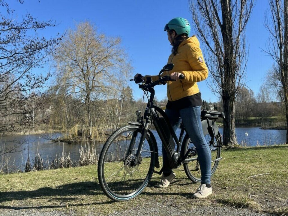Bustad forteller at de ofte ser at elsykkelen gjør at sykkelen blir brukt oftere, og at dette spesielt gjelder om man skal bruke sykkelen til transport eller hverdagssykling. (Foto: Cecilie Aasland / ABC Startsiden) Bilde av dame som står ved en elsykkel til dame fra Buddy Bike. Hun har på seg en gul dunjakke, dongeribukser og en blå sykkelhjelm og står med elsykkelen sin på en gressplen med et vann i bakgrunnen. Vi har snakket med sykkeleksperten som forteller hvordan du velger riktig sykkel. Han forteller når du bør velge en terrengsykkel, når du bør velge hardtail eller fulldempet, og når det passer best med en landeveissykkel, gravelsykkel, vanlig sykkel, lastesykkel eller elsykkel. Han gir også et supertips for hvordan du kan få to sykler i én.