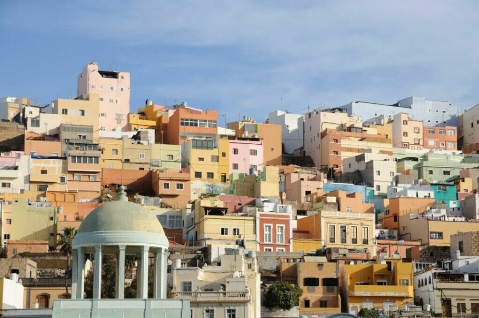 En populær by på Gran Canaria er Las Palmas som også er den største byen på Kanariøya. (Foto: Colourbox) Bilde av murhus i duse farger i Las Palmas på Gran Canaria. Her får du en guide til Kanariøya fra noen som har bodd der i mange år og som skriver for Canariajournalen.