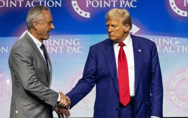 Duluth, Georgia, 23. oktober 2024. Tidligere president Donald Trump og Robert F. Kennedy Jr. avbildet under et valgkampmøte. Bildet er tatt kort tid før Trump nominerte Kennedy som helseminister i sin administrasjon. Foto: Christian Monterrosa / AFP. (Foto: CHRISTIAN MONTERROSA / AFP)