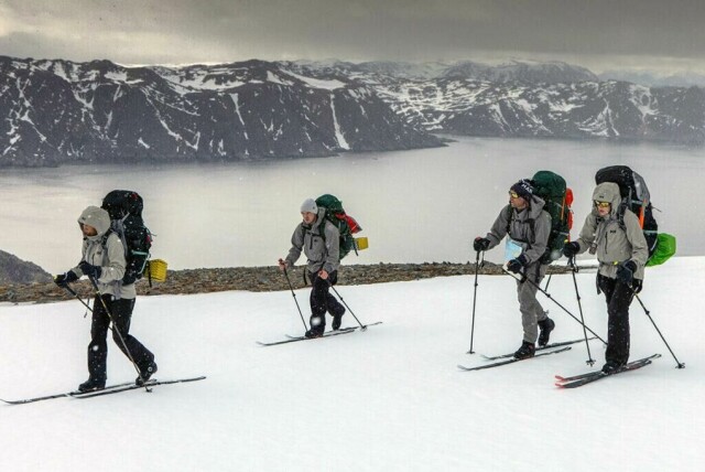 Vi har samlet klærne fra 71 grader nord 2023 og viser hvilke klær deltakerne har på seg i den 15. sesongen av det populære programmet! (Foto: Helly Hansen)