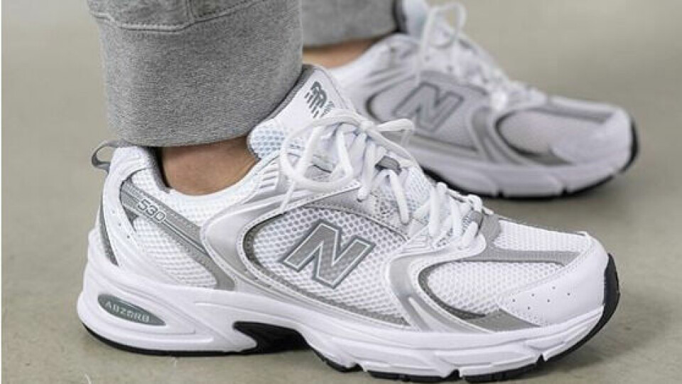New Balance 530 er en av vårens kuleste sneakers til herre. Her er modellen i hvitt med grå detaljer. (Foto: Get Inspired) Bilde av hvite new balance sneakers til herre. Skoene er kjent for sitt kule 90 talls utrykk.