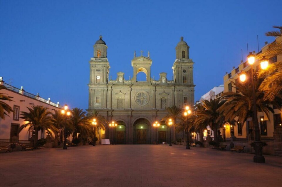 I Las Palmas på Gran Canaria finner du blant annet Santa Ana-katedralen som er verdt å besøke dersom du befinner deg på Kanariøya. (Foto: Colourbox) Bilde av Santa Ana-katedralen i Las Palmas på Gran Canaria. Det er mørkt ute og gatelysene er slått på. Her får du en guide til Kanariøya fra noen som har bodd der i mange år og som skriver for Canariajournalen.