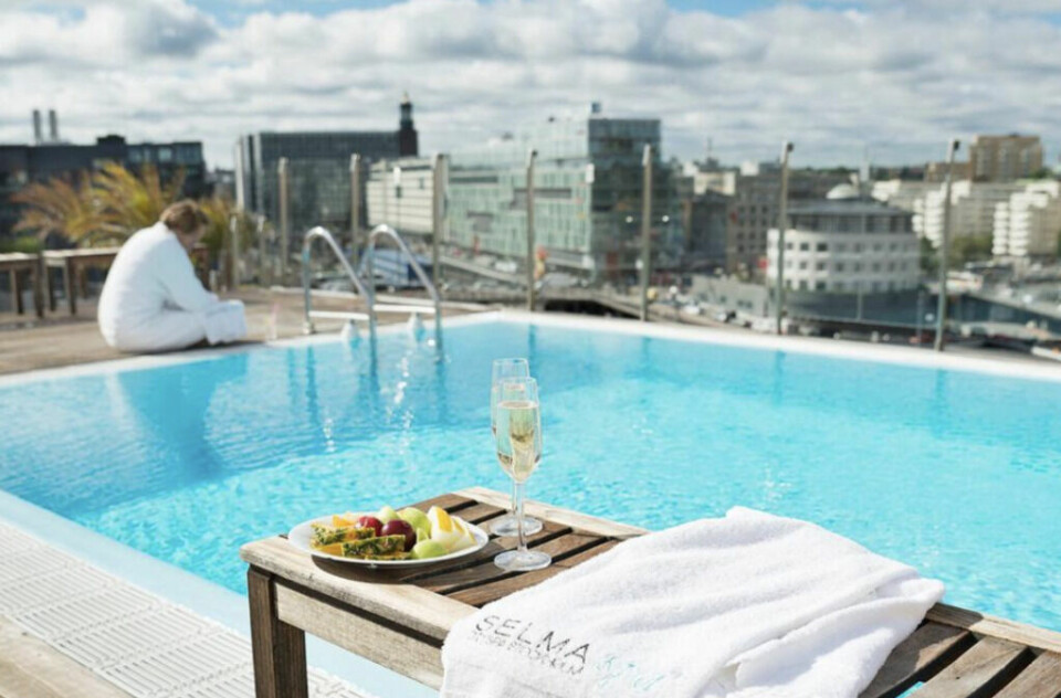 Clarion Hotel Sign er et populært hotell i Stockholm. (Foto: Booking.no) Mann i badekåpe på kanten av svømmebasseng på hotell i Stockholm.