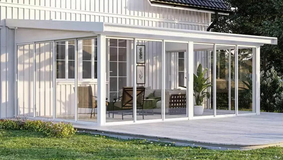 Hagestuepakken Feire inneholder reisverk til ubrutt tak, hvite skyvedørpartier, kanalplast inkludert profiler samt brutte hjørne. (Foto: Grønt Fokus)