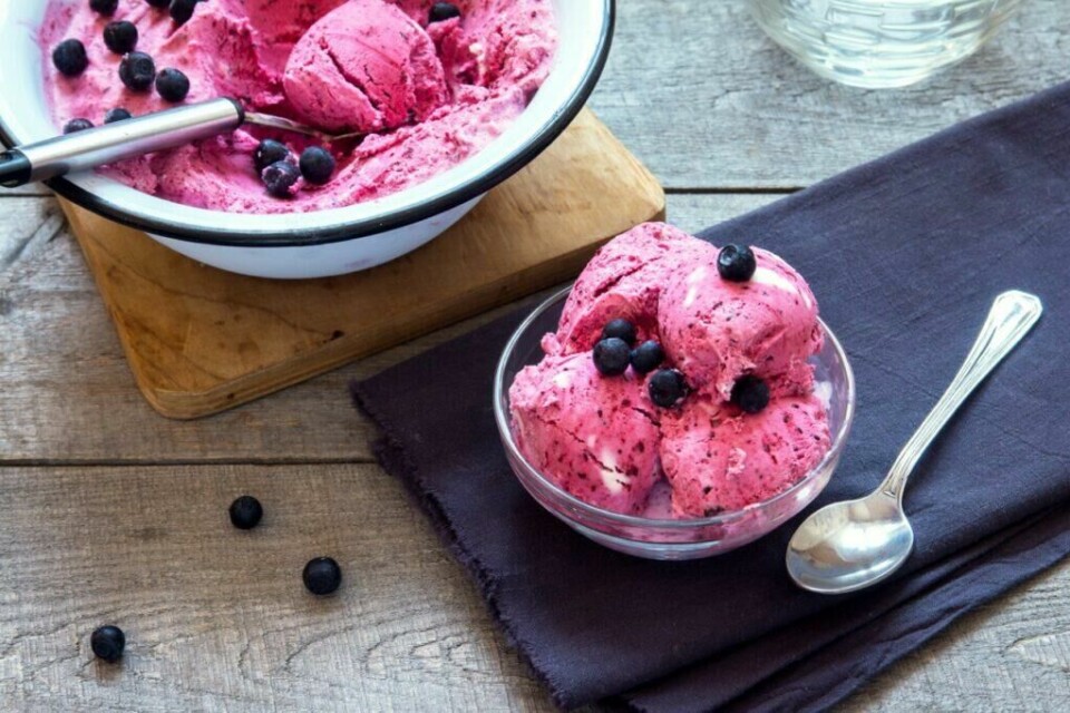 Å lage hjemmelaget is er langt fra så vanskelig som mange kanskje tror. Vi deler 3 oppskrifter på is: Fløteis, saftis og yoghurtis som du lager i en fei! (Foto: Colourbox)