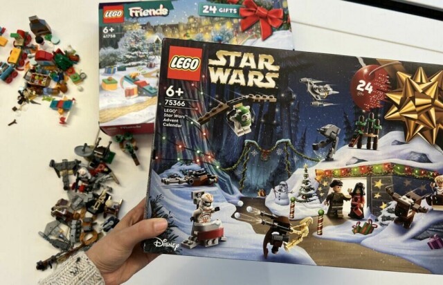 Vi har åpnet julekalenderne LEGO Star Wars og LEGO Friends for å hjelpe deg med å finne ut om LEGO-kalenderne til barn er verdt pengene. Vi ble overrasket av innholdet i forhold til prisen! (Foto: Marie Henriksen)