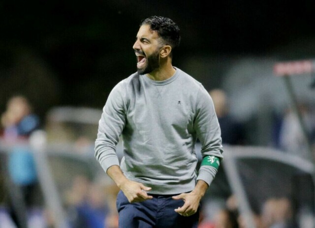 Ruben Amorim, tidligere Sporting-trener og nå Manchester United-manager, viser engasjement på sidelinjen under en kamp. (Foto: REUTERS/Miguel Vidal/File Photo)