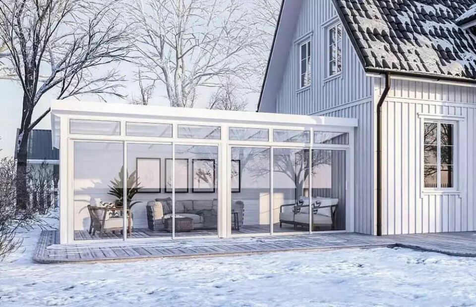 En vinterhage eller hagestue vil ofte også øke taksten på både huset og bruksareal. Hvit vinterstue til hvitt hus i snø