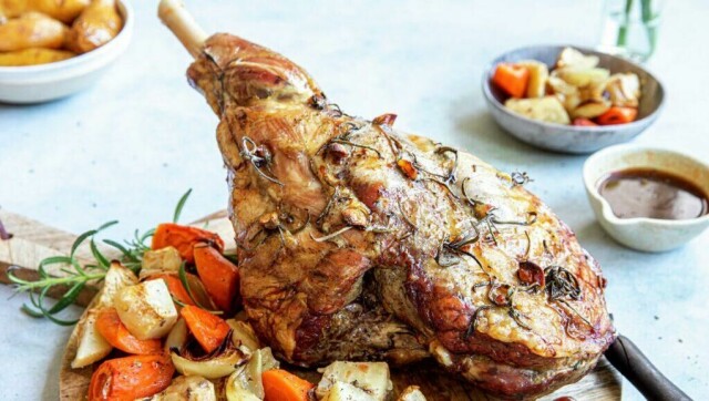 Et godt stekt lammelår er alltid et festmåltid! Du kan velge å ha det både i ovn og på grill til påske. (Foto: Matprat.no)