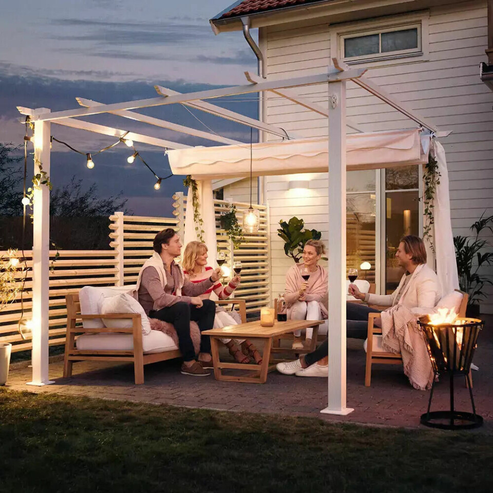En pergola kan komme med justerbart tak, være festet til husvegg eller som denne over: Frittstående på terrasse. (Foto: Grønt Fokus)