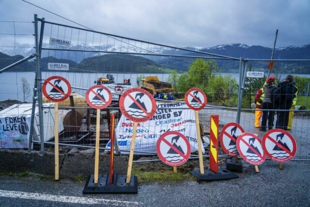 Førde 20220512. Rundt 20 aksjonister ble pågrepet under en demonstrasjon mot deponi i Førdefjorden torsdag. Demonstrantene lenket seg fast med kjetting for å stanse etableringen av et gruveprosjekt. Nordic Mining har fått konsesjon til å deponere 250 millioner tonn gruveavfall i Førdefjorden.Foto: Ole Berg-Rusten / NTB