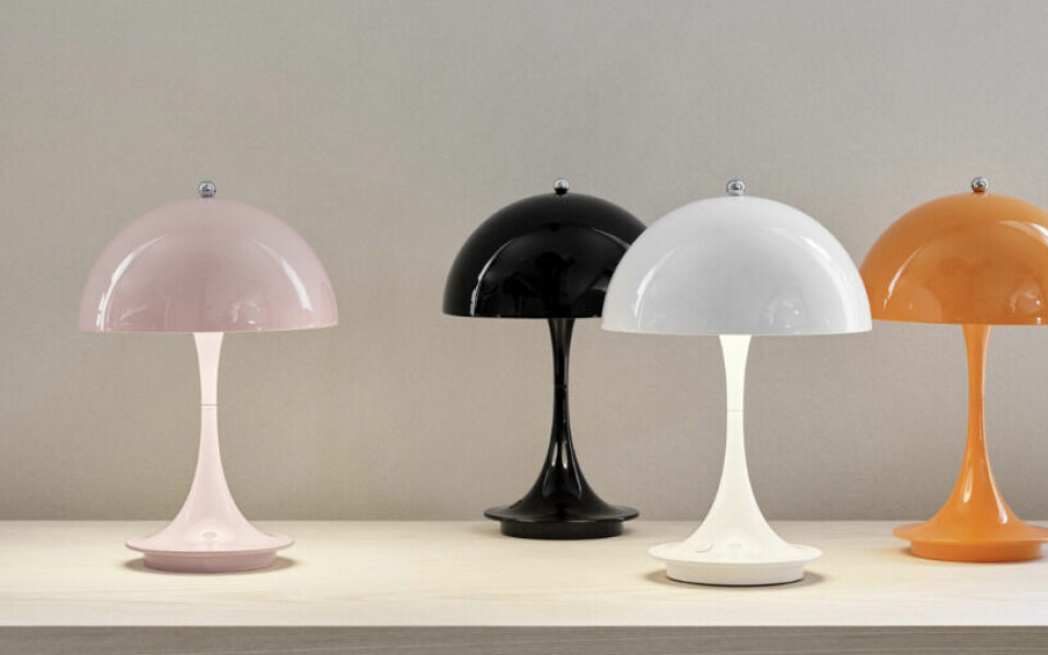 Panthella er en ikonisk lampe som nå også kan fås som bærbar og oppladbar bordlampe uten ledning. (Foto: Royaldesign.no) Panthella bordlampe fra Louis Poulsen i rosa, svart, hvit og oransje farge.