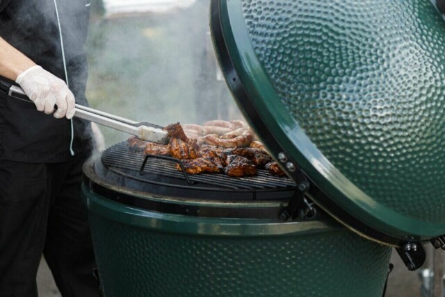 Vi har funnet 3 kullgriller i ulike størrelser som alle er kåret til best i test. Hint, grillkongen Weber nevnes selvfølgelig, samt en ny variant dere kanskje ikke har hørt om før? (Foto: Colourbox)