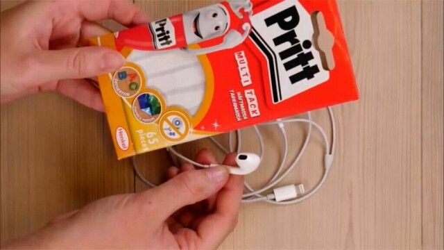Praktisk tips! Bruk Pritt Multi Tack til å fjerne støv og skitt fra vanskelige områder på øreproppene dine. (Foto: Kreative ideer/ Aurora Lange )