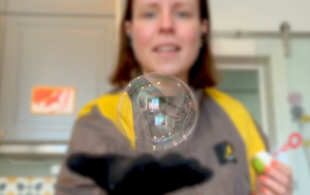 Disse såpeboblene lages enkelt med en oppskrift med billige ingredienser. Boblene er sterke, og kan sprettes på hånden. (Foto: Kreative Ideer/ Miriam Schjetlein)