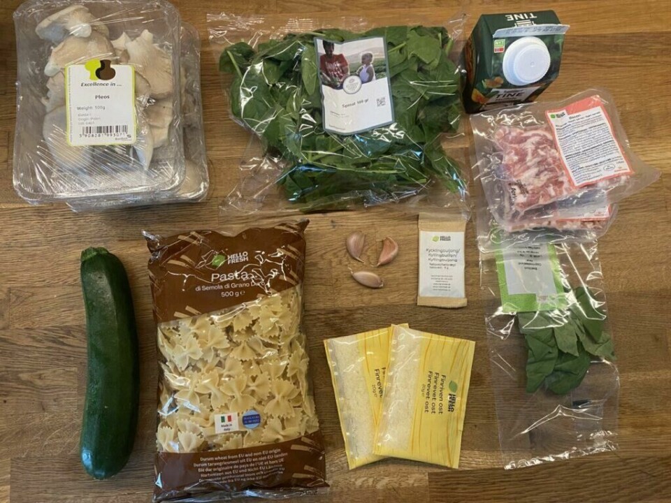 I en matkasse får man riktig mengde mat til et hvert måltid, det kan man spare penger på! Spesielt om man er av typen som kanskje handler litt for ofte på tom mage, og ender med å dra med seg hjem alt for mye unødvendig mat og drikke hjem. (Foto: ABC Brand Studio) Bilde av ingredienser og ferske produkt i et eksempel på en matkasse