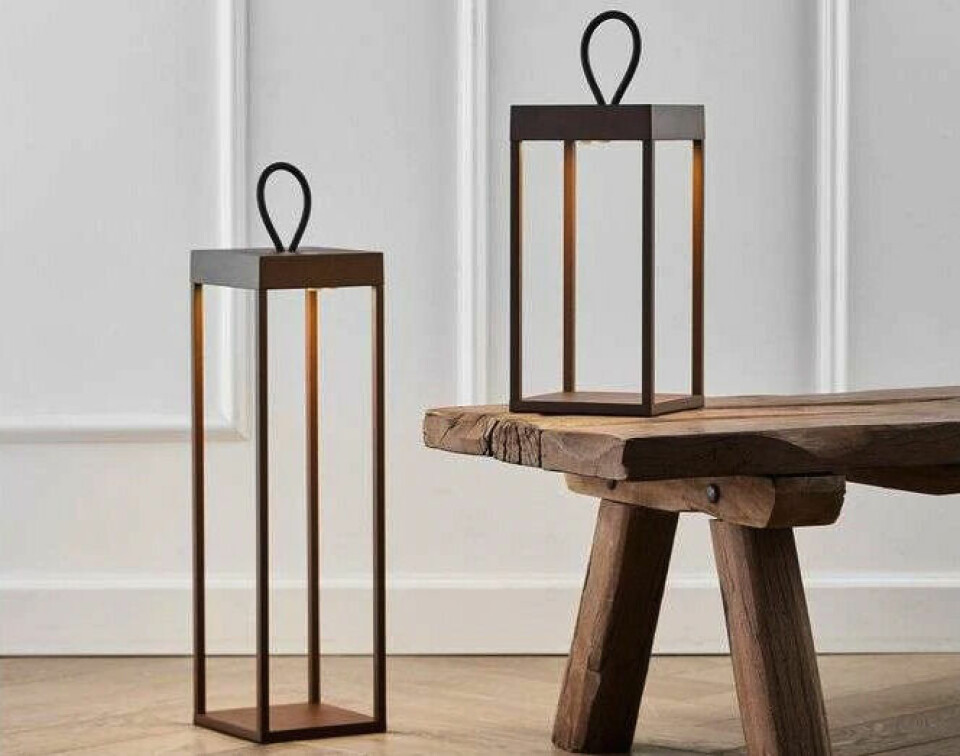 Lucerna fra Loom Design ser ut som lykter, men er en oppladbar bordlampe med lys. (Foto: andlight.no) Lucerna 30, hvit bordlampe på batteri, designet av Loom Design er bordlamper som ligner på lykter. Her er en stor i svart og en liten i hvitt satt sammen med annet interiør på en flott skjenk.