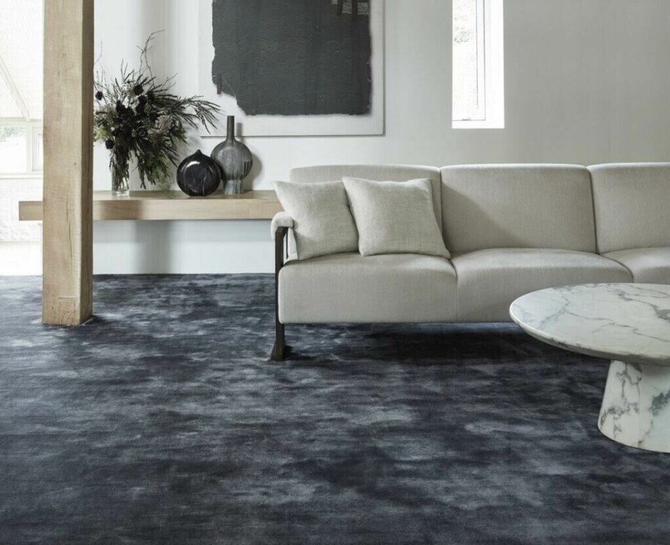 Gulvet er flaten en ser mest av i huset påpeker Westman. Det er derfor verdt å bruke litt ekstra penger på om du vil ha ditt eget preg på drømmehjemmet. (Foto: Ifi.no) Bilde av heldekkende, vegg-til-vegg-teppe i stue