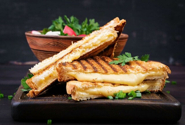 Fysen på et godt ostesmørbrød? Vi har funnet de beste toastjernene fra merker som Krups, OBH Nordica, Tefal og Breville. (Foto: Colourbox)