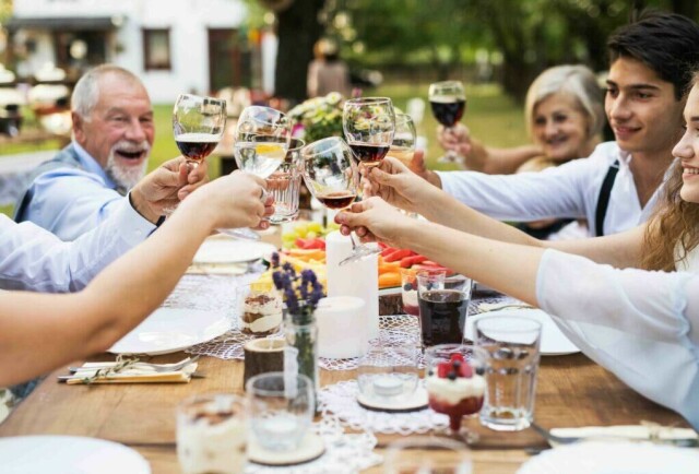 Finnes det noe hyggeligere enn å samle venner og familie til en skikkelig hagefest? Her er det mange gode minner som skapes. Hagemøblene setter rammen for selskapet. (Foto: Netthandelen)