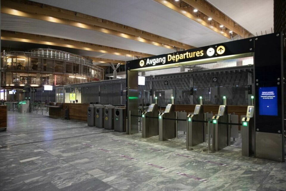 Automatisk innsjekk ved Oslo Lufthavn – nye 3D-skannere skal snart effektivisere sikkerhetskontrollen og fjerne behovet for å ta ut væsker og PC. (Foto: Terje Bendiksby / NTB)
