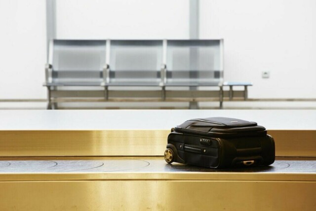 Å vente ved bagasjebåndet på flyplassen er aldri noe man gleder seg til. Ofte tar det mye tid, men med dette trikset sikrer du deg å få bagasjen på rullebåndet før de fleste andre. (Foto: Colourbox)