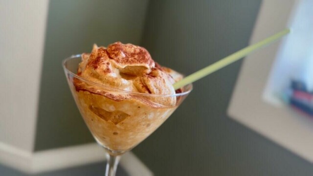 Server gjerne kaffeskum i et høyt glass med et dryss kakao over. (Foto: Kreative Ideer/ Miriam Schjetlein)
