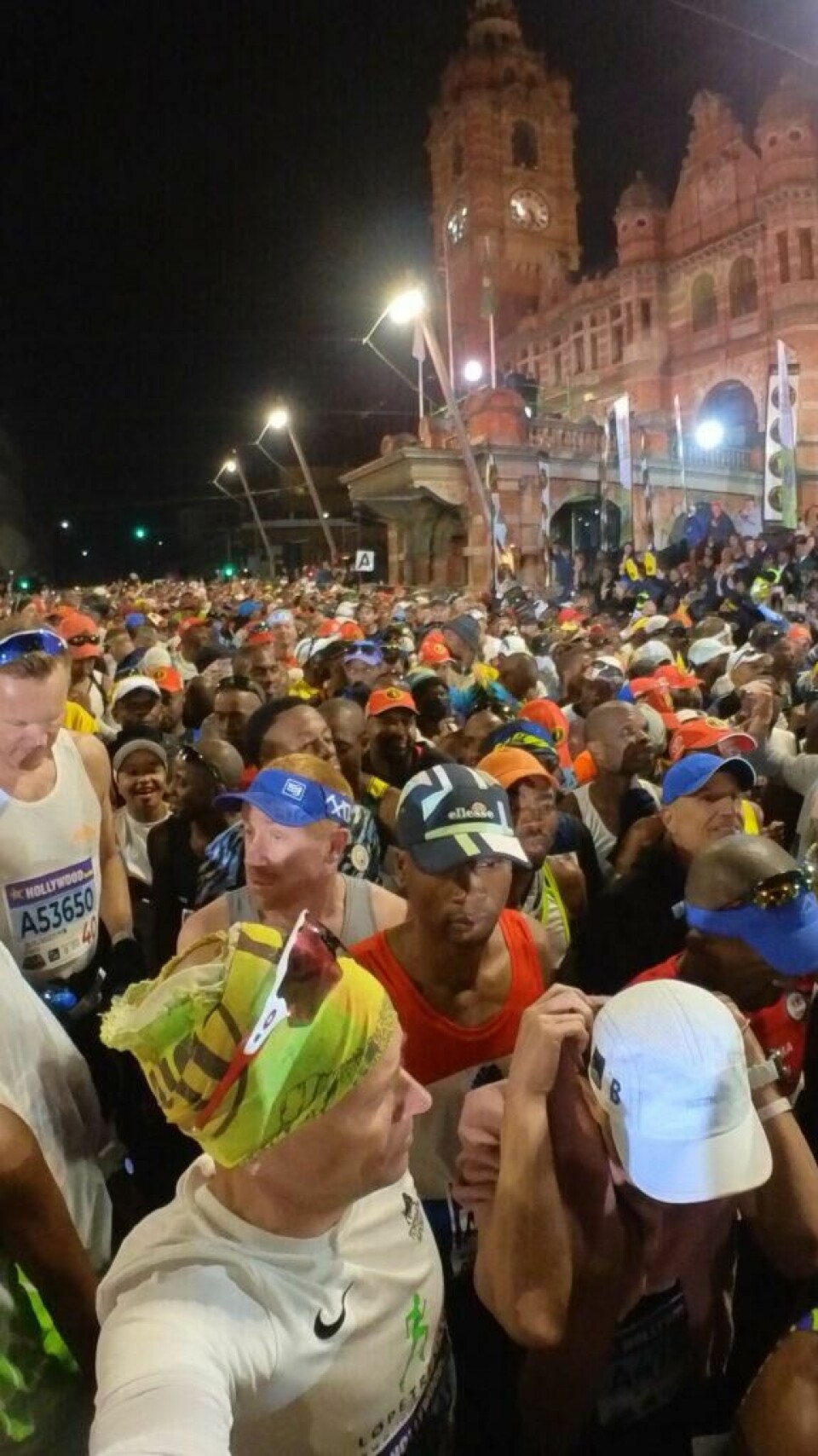 Andreas Gossner fra Løpetrening.no forteller om tøying og løpetrening. Løping rett før start på Comrades Marathon.