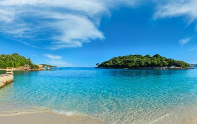 Krystallklar sjø er kanskje ikke det første man assosierer med Albania. Ksamil kan derimot by på nettop dette, og er en svært populær strand langs Albanias kyst. (Foto: Colourbox)