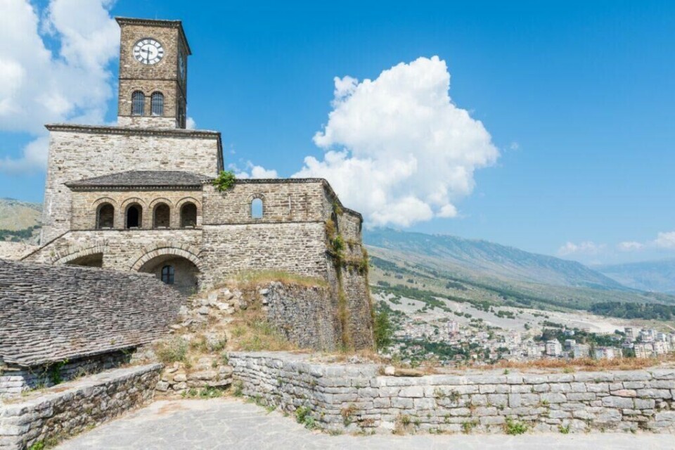 Albania byr på rik historie og kultur. Hva med å ta turen til Gjirokastër som ligger på UNESCOs verdensarvliste? (Foto: Colourbox) Bilde av Gjirokastër i Albania som også er på UNESCOs verdensarvliste. National Geographic kaller Albania for en av årets reisetrender i 2024, og vi forteller deg fem ting du kan forvente i dette vakre landet.
