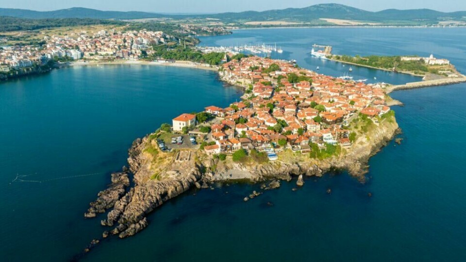 Bulgaria er også et land som er billig å feriere i. Landet byr på vakre strender langs Sunny Beach og historiske landsbyer som vakre Sozopol som du ser på bilde. (Foto: Colourbox) Bildet viser en spektakulær luftfoto av Sozopol i Bulgaria som er dekket av tettbygde hus med røde tak. Halvøyen strekker seg ut i et stille, blått hav og er omringet av klipper og små steiner i vannkanten. Vi hjelper deg med å finne billig ferie, og svarer på spørsmål som hvor er det billig å reise, hva koster en halvliter øl, og avslører fem land som er kåret til de billigste i Europa for nordmenn å feriere i.