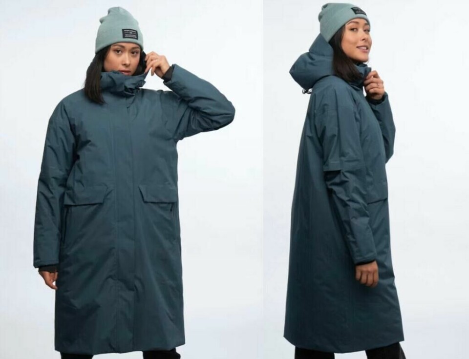 «Oslo Urban» er en herlig, lang og vanntett vinterjakke til dame fra Bergans. Avbildet er en blå variant, men den finnes også i svart. (Foto: Antonsport) Bilde av kvinne i en lang vanntett vinterjakke/parkas til dame fra Bergans. Avbildet er en blå variant, men den finnes også i svart.