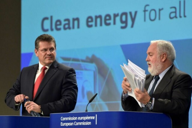 EU-kommisjonens visepresident Maros Sefcovic (t.v.) og kommissær Miguel Arias Canete holder en pressekonferanse om Ren energi-pakken i Brussel, Belgia 30. november 2016. REUTERS/Eric Vidal (Foto: REUTERS/Eric Vidal)