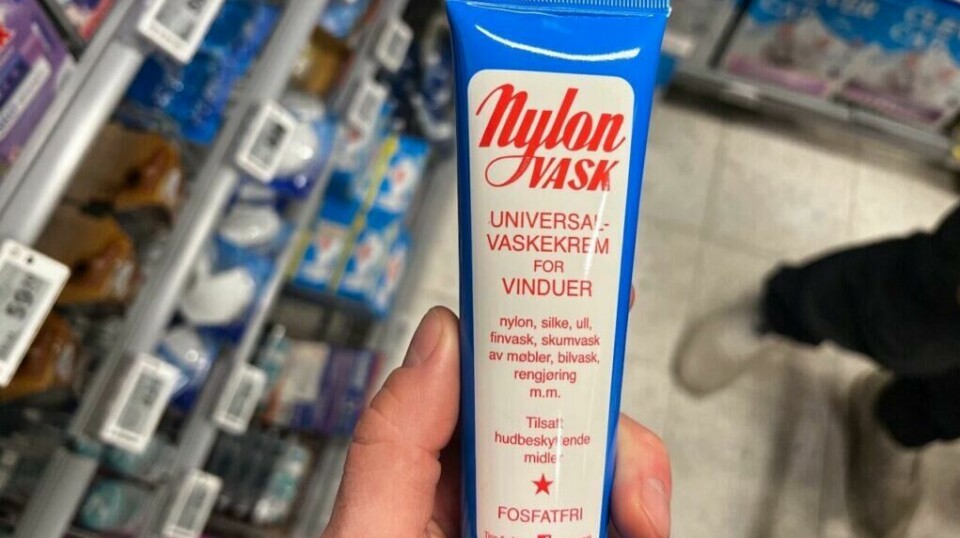 Nylonvask er det ultimate vaskemiddelet - med en rekke ulike bruksområder. Bilde av en hånd som holder en blå eske med Nylonvask