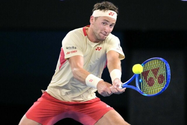 Casper Ruud fra Norge spiller en backhand-retur mot Jaume Munar fra Spania under deres førsterundekamp i Australian Open i tennis i Melbourne, Australia, søndag 12. januar 2025. (AP Photo/Vincent Thian) (Foto: AP Photo/Vincent Thian)