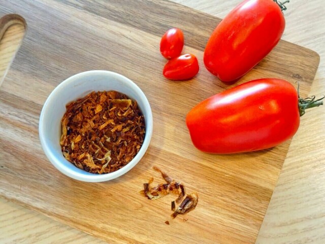 Hjemmelaget sprøstekt løk – perfekt topping til mange retter. (Foto: Miriam Schjetlein)
