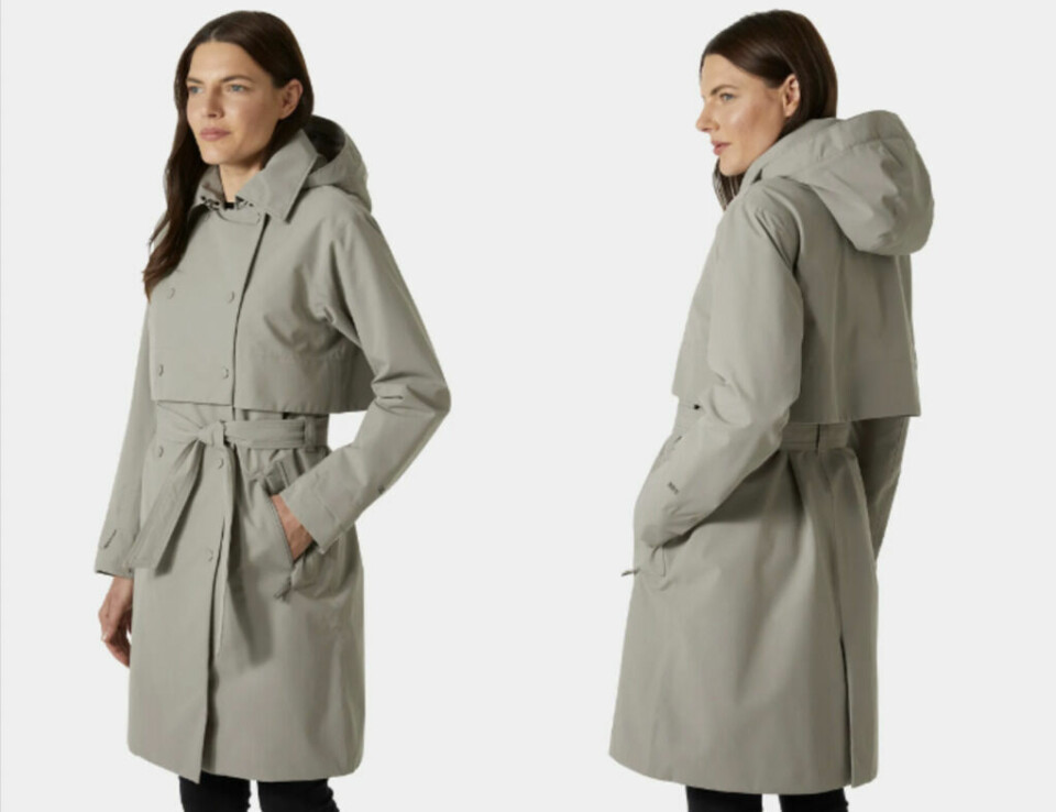 Trenchcoaten som både er varm og vanntett - perfekt vinterjakke fra Helly Hansen for deg som vil se flott ut i all slags vær! (Foto: Helly Hansen) Bilde av dame i en lysegrå/beige trenchcoat til dame som både er varm og vanntett - perfekt vinterjakke for deg som vil se flott ut i all slags vær!