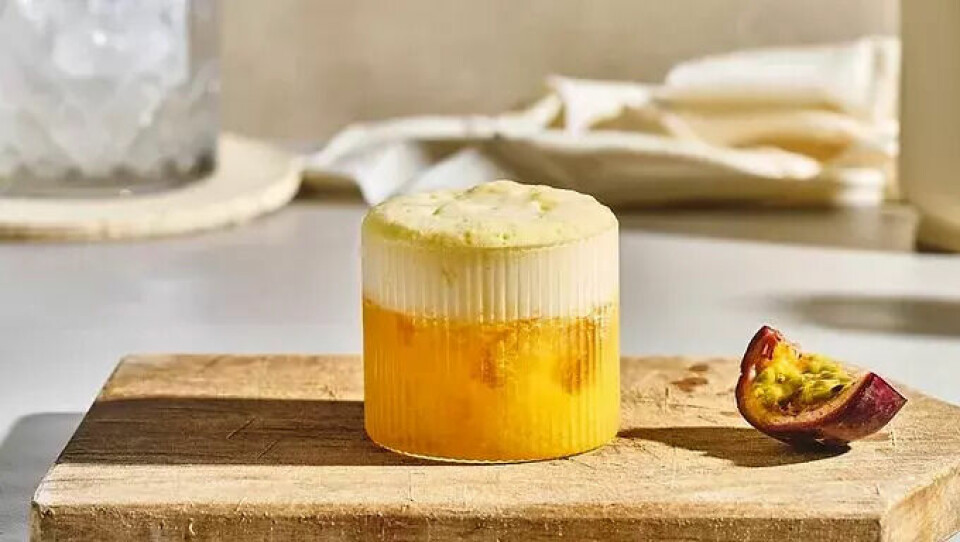 Bytt ut den klassiske Amaretto Sour cocktailen med en Pasjonsfrukt Sour. (Foto: Foodie) Pasjonsfrukt Sour er en eksotisk twist på den klassiske Amaretto Sour cocktailen