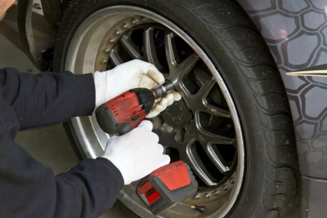 Vi har funnet muttertrekkerne som er best i test i 2023. Velg blant merker som Milwaukee, Ryobi, Makita og DeWalt. Vi svarer også på spørsmål som: «hvor sterk muttertrekker trenger jeg?» og, «hvordan bruke muttertrekker?». (Foto: Colourbox)