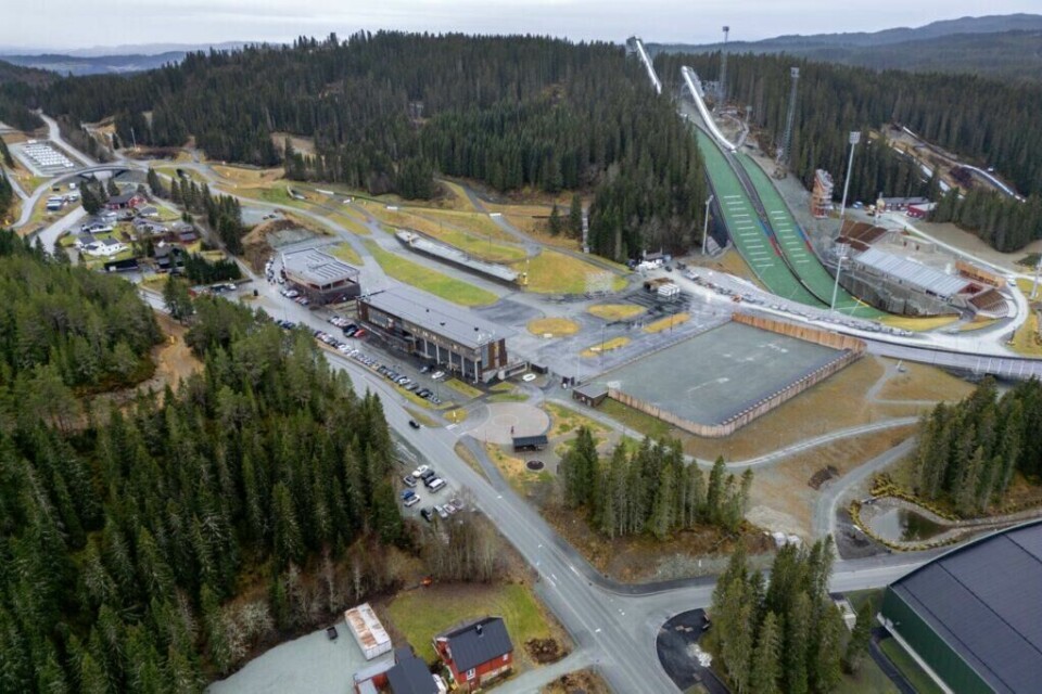 Trondheim 20241112. Granåsen skisenter er Trondheims hovedarena for vinteridrett, knyttet til skihopping, kombinert, langrenn og skiskyting. Anlegget ble brukt under ski-VM 1997, brukes til verdenscuprenn og skal igjen brukes under ski-VM 2025.Granåsen har snøkanoner i både langrennsanlegget og i hoppbakken. I tillegg har de et snølager på 25 000 kubikk. Snølageret sikrer snø til en fire kilometer lang langrennsløype.Foto: Gorm Kallestad / NTB