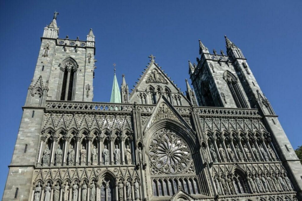 Nidarosdomen i Trondheim med den flotte vestveggen og Erkebispegården rett ved siden av i sør. (Foto: Canva) Nidarosdomen i Trondheim med den flotte vestveggen og Erkebispegården rett ved siden av i sør.
