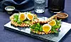 Bilde av sunne vafler med egg og salat som fyll