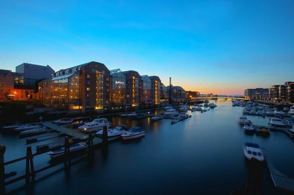 Radisson Blu Royal Garden Hotel ligger vakkert til ved Nidelva: Populære attraksjoner som Nidarosdomen, Gamle Bybro og Bakklandet ligger bare noen minutter unna til fots eller med sykkel. (Foto: Booking.com) Radisson Blu Garden hotel i solnedgang, ved Nidelven.