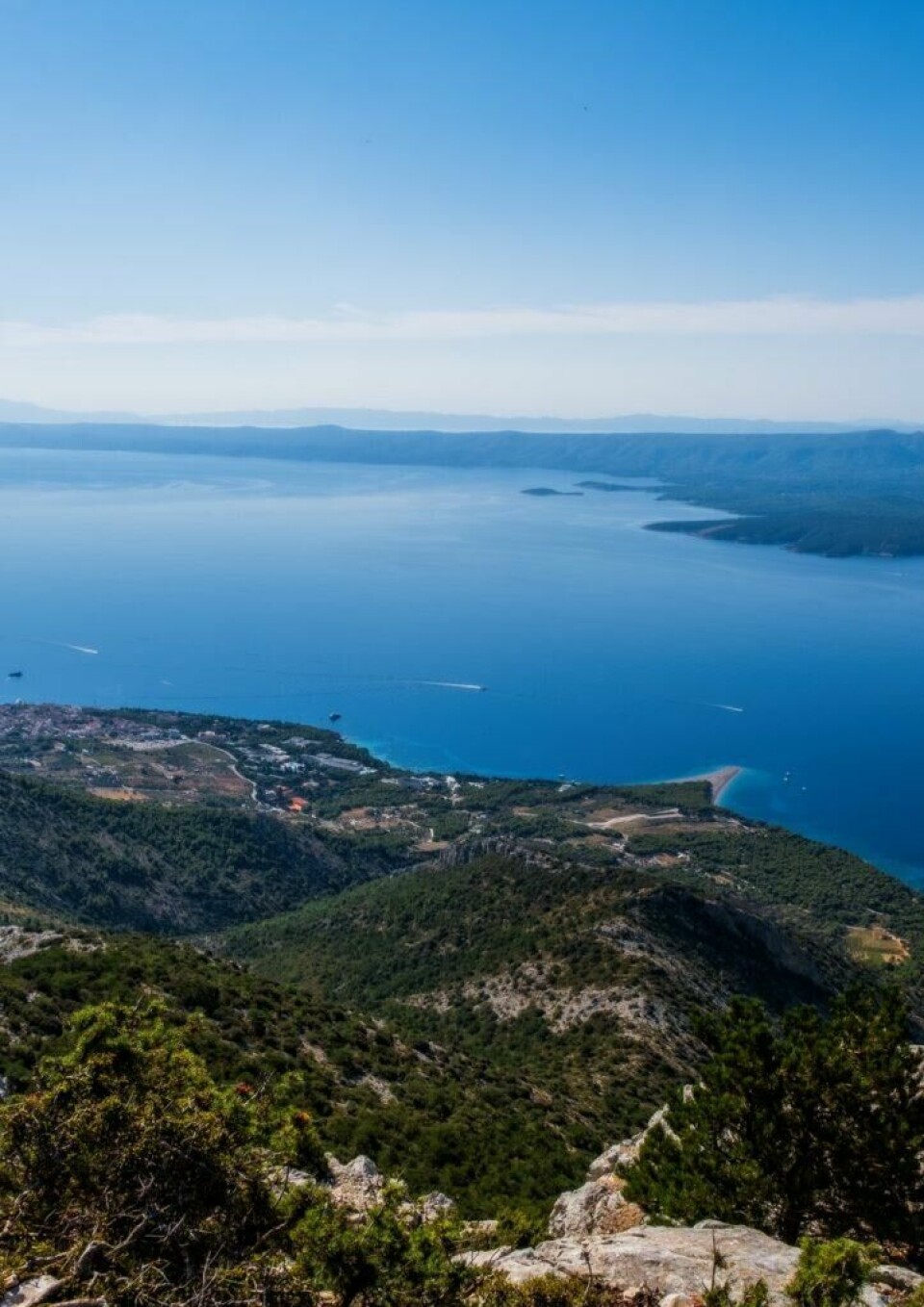 Liker du å gå tur kan du bestige Vidova Gora som er det høyeste punktet på Brač. Fra toppen kan du blant annet se den populære stranden Zlatni Rat. Utsikt fra det høyeste punktet på øya Brac i Kroatia kalt Vidova Gora. Her kan du se blått hav og andre naboøyer i Adriaterhavet, samt skimte den populære stranden Zlatni Rat. r utenfor Split i Kroatia, samt hjlper deg med å finne billige reiser til Brac, hvorav restplasser er populære.