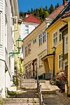 Vestlandet: Bilde av smug med brostein og fargerike hus i Bergen.