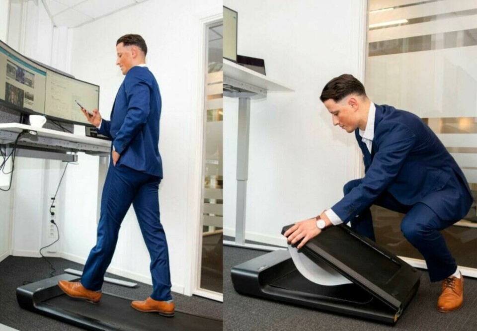 Xiaomi WalkingPad A1 Pro er en liten, sammenleggbar tredemølle som hovedsakelig er egnet for deg som vil gå turer. Denne er ekstremt stillegående noe som betyr at du kan bruke den også mens du snakker i telefonen, ser på TV eller jobber. (Foto: Mystuff.no) Bilde av forretningsmann som. går på en liten, sammenleggbar tredemølle (Xiaomi walkingpad a1 pro) i dress og ved kontorpulten på jobb.