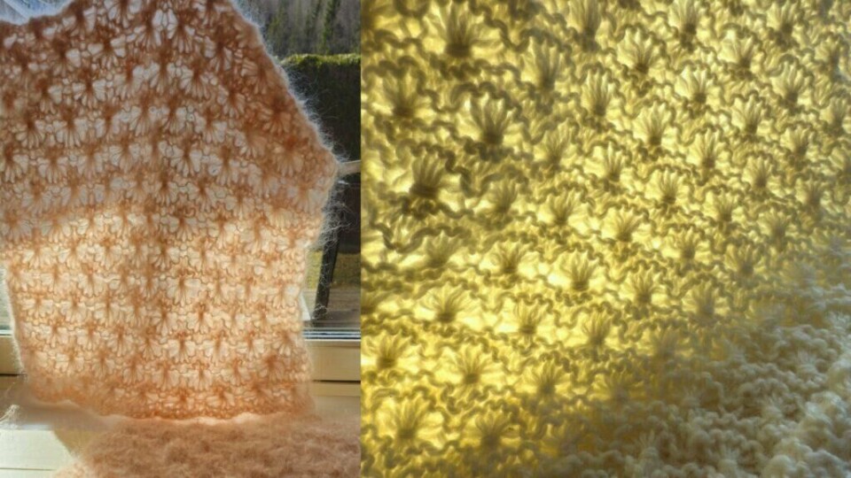 Blomsterstrikk gir et luftig og dekorativt uttrykk med små blomster laget av løkker og kast i strikketøyet. (Foto: Ull og Strikk) To nærbilder av strikk med blomsterstrikk-teknikken kjent som 'Flowers in a Row'. Det ene i rosa mohairgarn, det andre i naturhvitt ullgarn. Små blomster dannes av løkker som samles i et dekorativt mønster. Bildene er tatt i dagslys som fremhever teksturen og det luftige uttrykket i strikketeknikken.