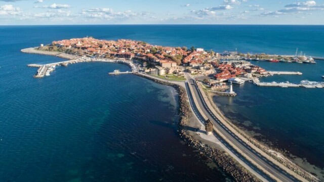 Bulgaria er et populært feriested for mange som søker sol og varme. Landet som ligger ved Svartehavet kan kan blant annet by på den sjarmerende byen Nessebar. Her finner du billige reiser til Bulgaria, samt fem tips til hva du bør se og gjøre. (Foto: Colourbox)