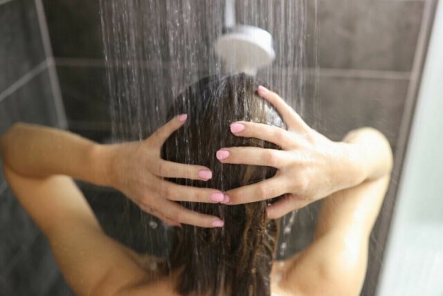 Med en sparedusj eller smart varmtvannsbereder kan du dusje med litt bedre samvittighet. (Foto: Colourbox.com)